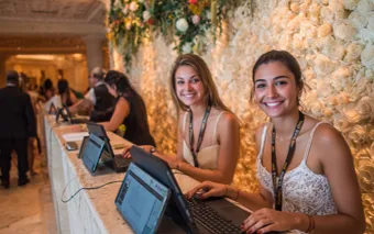 Área de registro y atención a asistentes en un evento corporativo