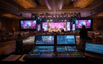 Montaje audiovisual en un entorno de evento corporativo